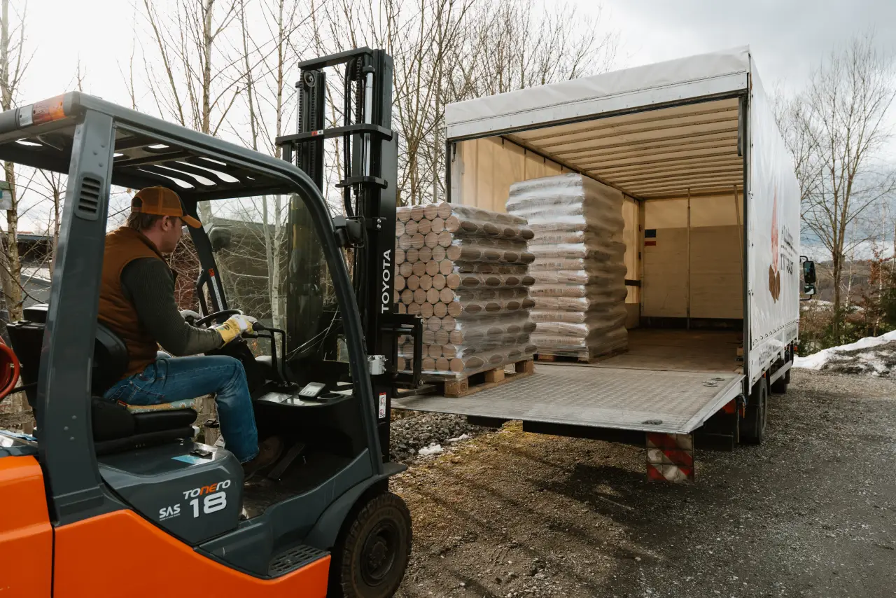 Premium Holzbriketts und Holzpellets direkt lieferbar im Bayerischen Wald