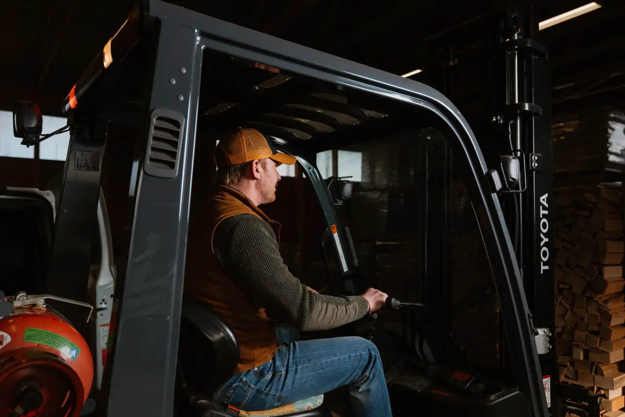 Brennholz und Kaminholz ofenfertig gespalten auf Palette