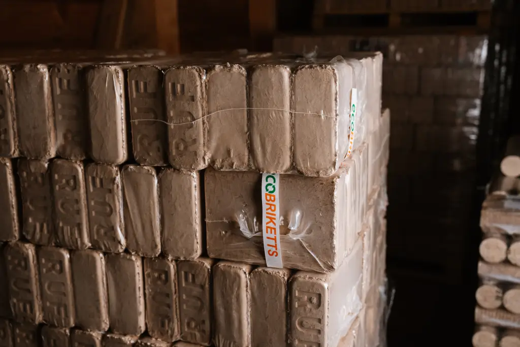 Verpackte Holzbriketts fuer den Verkauf in Freyung-Grafenau
