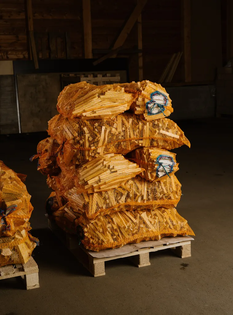 Holzpellets und Briketts bereit für die Tour nach Zandt