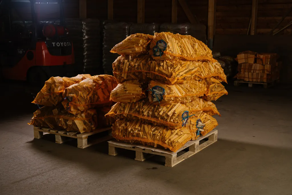 Kaminholz gestapelt für Lieferung nach Büchlberg