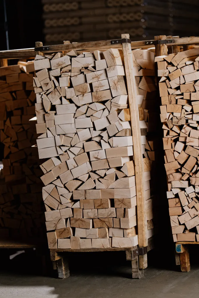 Holzpellets und Briketts bereit für die Tour nach Witzmannsberg